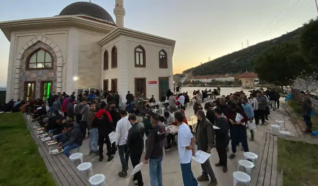 Bodrum'da bir imam, cami avlusunda iftar sofrası kuruyor