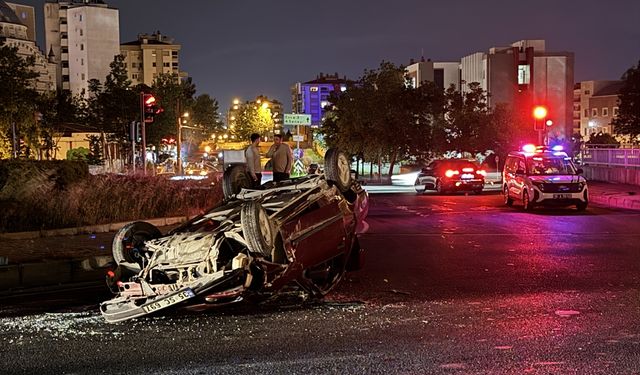 İzmir'de iki otomobilin çarpışması sonucu 4 kişi yaralandı