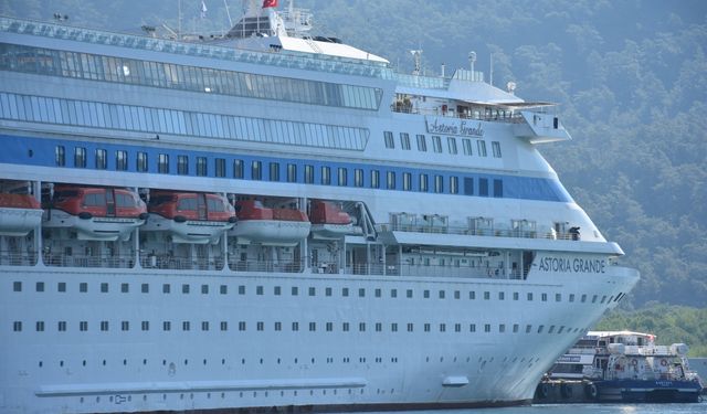 Marmaris'e sezonun ilk kruvaziyeri Rus turistlerle geldi