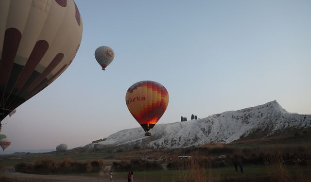 Pamukkale'de turizm sıcak hava balonlarıyla "havalanıyor"