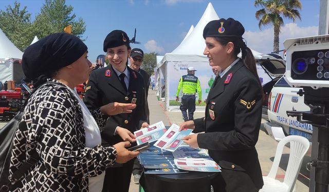 Ödemiş'te jandarma ekipleri fuarda broşür dağıttı