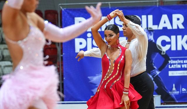 Dansçılar, hünerlerini İzmir'de sergiliyor