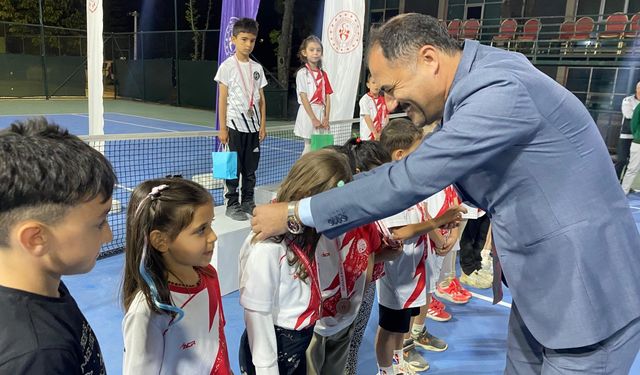 Demirci'de düzenlenen tenis turnuvası sona erdi
