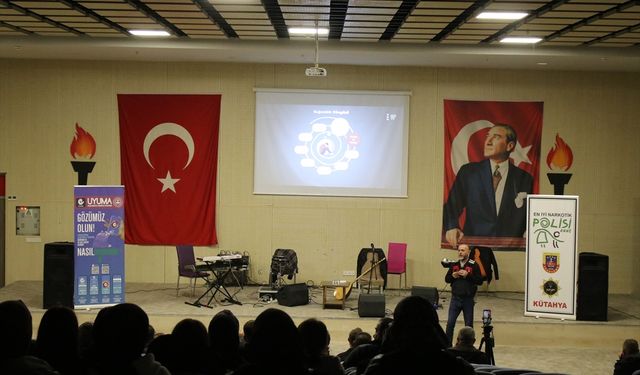 Domaniç'te "Bağımlılıkla Mücadelede Ailenin Önemi" konulu seminer düzenlendi