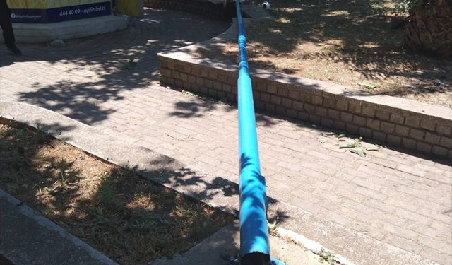 Efeler'de aydınlatma direğinin devrilmesi sonucu 2 kişi yaralandı
