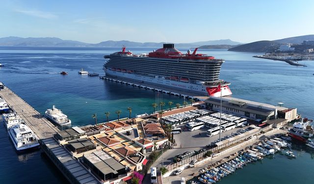 Kuşadası'na "Resilient Lady" kruvaziyeriyle 2 bin 489 turist geldi