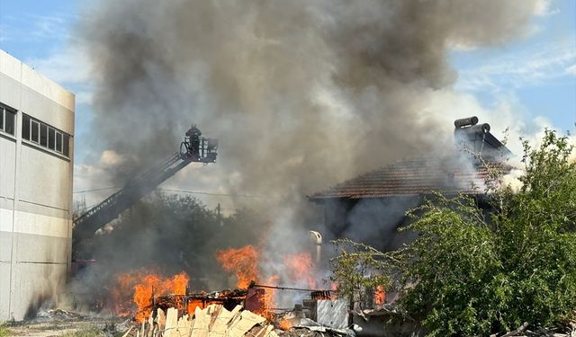 Merkezefendi'de evde çıkan yangın hasara neden oldu