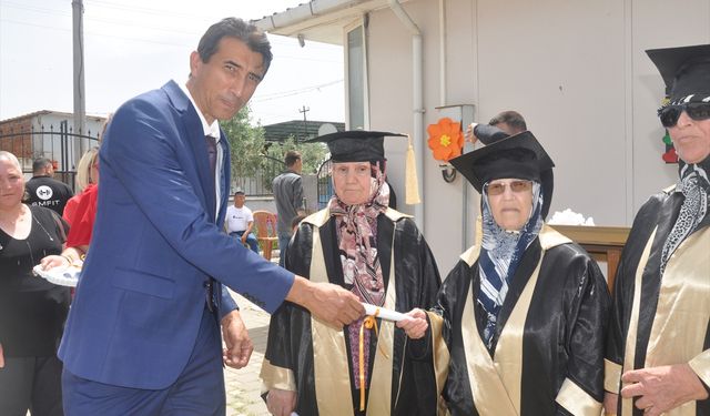 Ödemiş'te okuma yazma kursunu tamamlayan kursiyerlere sertifika