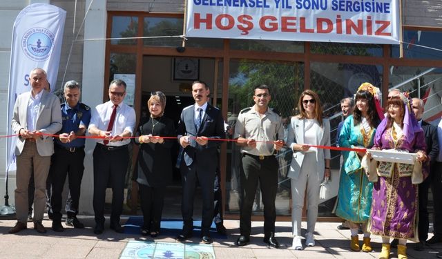 Soma'da halk eğitim merkezinin yıl sonu sergisi açıldı
