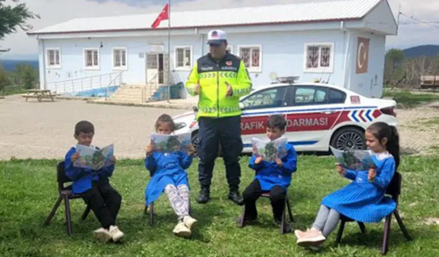 Sivaslı’da Öğrencilere Jandarmadan Trafik Eğitimi