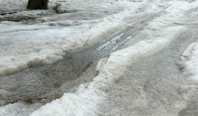 Uşak'ta sağanak ve dolu etkili oldu hayatı olumsuz etkiledi