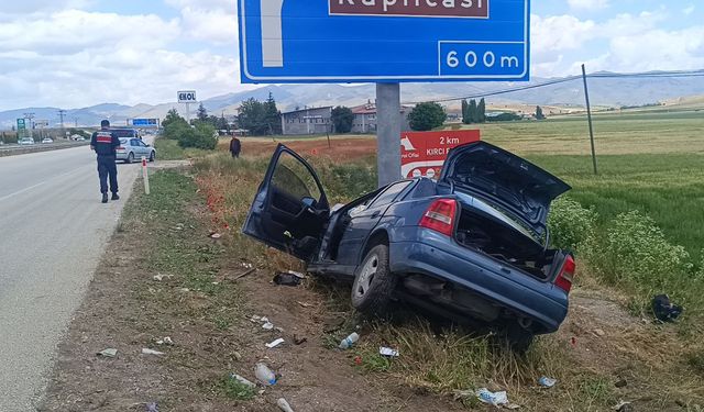 Afyonkarahisar'da yön tabelasına çarpan otomobildeki bir kişi öldü