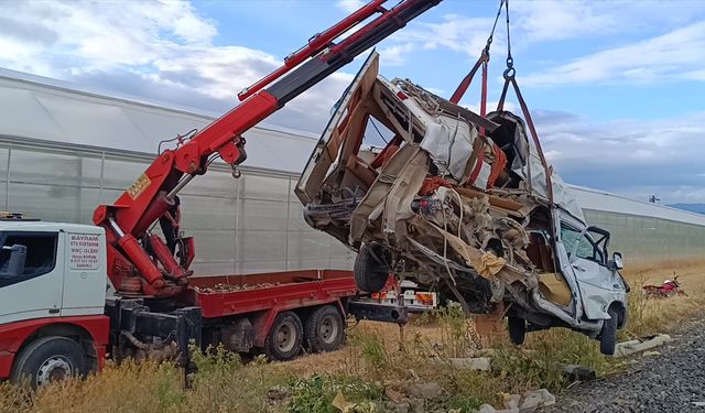 Afyonkarahisar'da hemzemin geçitte trenin çarptığı minibüsün sürücüsü yaralandı