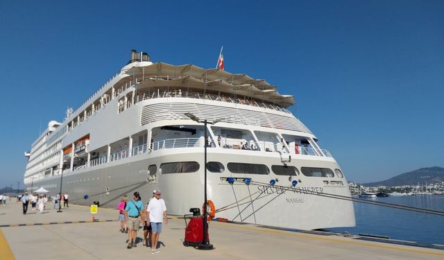 Bahama bandıralı "Silver Whisper" Bodrum'a geldi