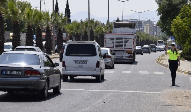 Bayram tatilinden dönen sürücüler, İzmir, Manisa ve Aydın'da akıcı yoğunluk oluşturdu