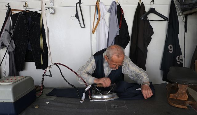 Çocukken başladığı terzilikte iğne ipliği 80 yıldır elinden düşürmüyor