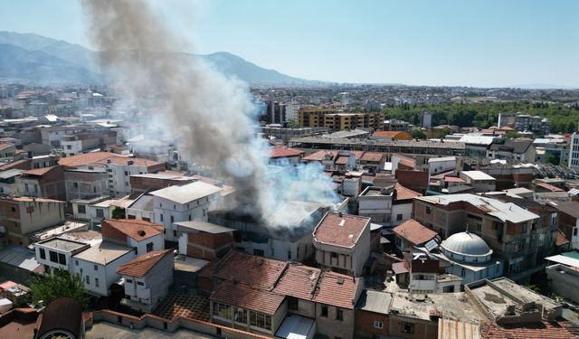 Denizli'de 3 katlı iş yerinde yangın çıktı