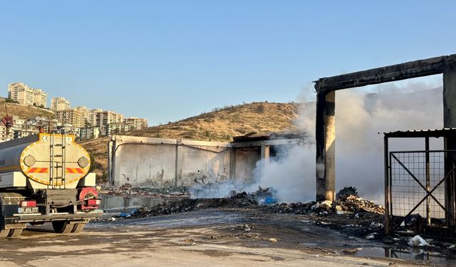 İzmir'de geri dönüşüm tesisinde çıkan yangın söndürüldü