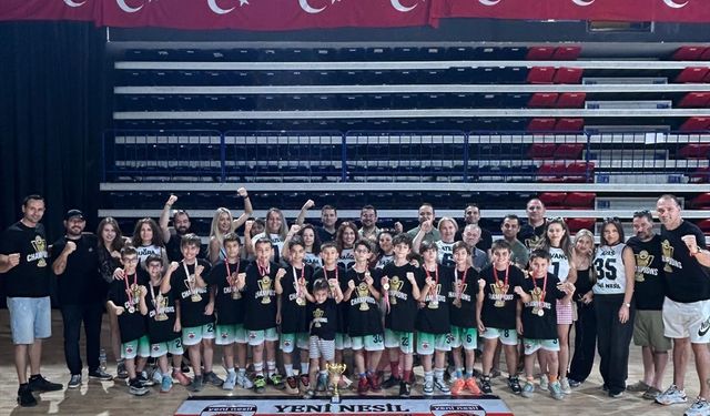 İzmir'in "yeni nesil" basketbolcuları kupalarını aldı