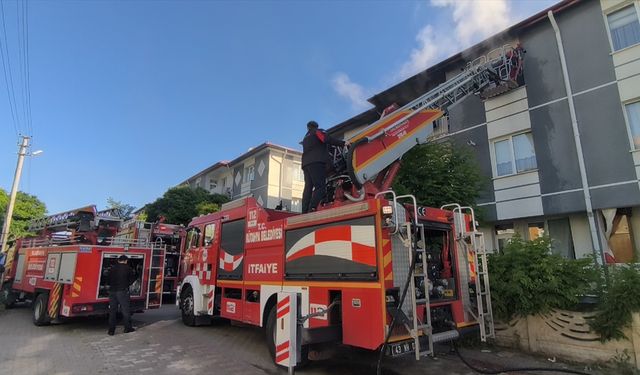 Kütahya'da yangında mahsur kalan yaşlı kadını itfaiye kurtardı
