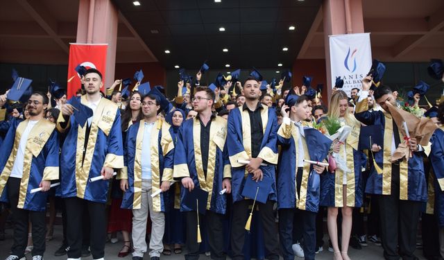 Manisa'da öğrenim gören Filistinli üniversite öğrencisi birincilikle mezun oldu