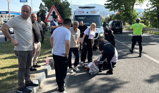 Yolun Karşısına Geçmek İsteyen İki Kız Kardeşe Araba Çarptı