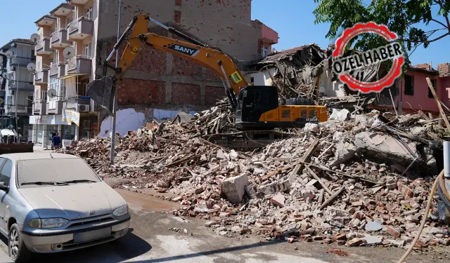 Yıkımda Şok Anı: Kepçe Değdi, Bina Kendi Kendine Çöktü!