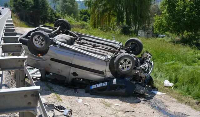 Banaz'da Ticari Araç Takla Attı: 5 Yaralı