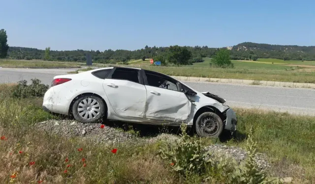 Sivaslı'da Otomobilin Devrilmesi Sonucu 4 Kişi Yaralandı
