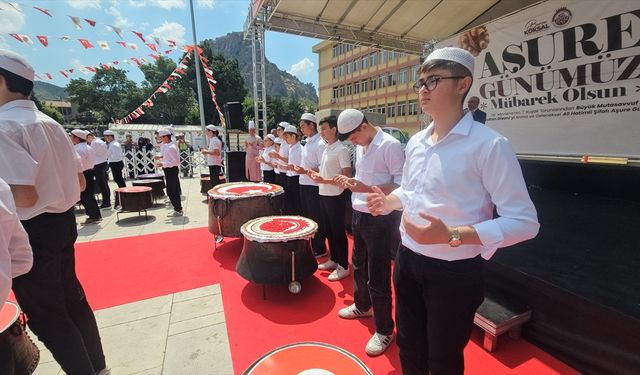 40 hatimle, 40 kazanda pişirilen aşure dağıtıldı