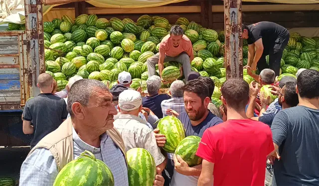 Afyonkarahisar'da hayırsever iş insanından vatandaşlara karpuz ikramı