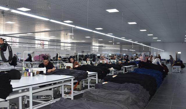 Afyonkarahisar'da beldede açılan tekstil fabrikası kadınlara ekmek kapısı oldu