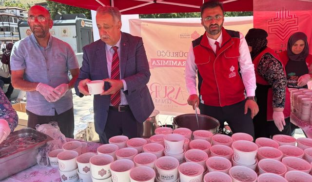Afyonkarahisar'da vatandaşlara aşure dağıtıldı