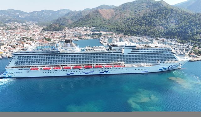 "Aroya" kruvaziyeri 1750 yolcusuyla Marmaris'e geldi