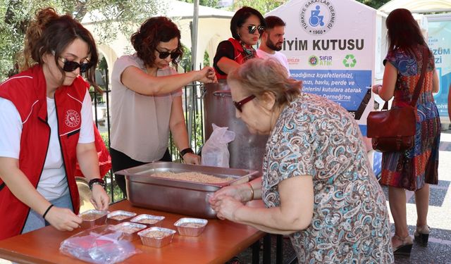 Aydın'da gönüllü gençler vatandaşlara aşure dağıttı