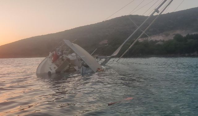 Bodrum'da kayalıklara çarptıktan sonra yan yatan teknedeki 5 kişi kurtarıldı