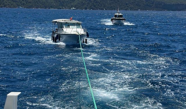 Fethiye açıklarında sürüklenen tekne kurtarıldı