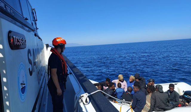 İzmir açıklarında 16 düzensiz göçmen yakalandı