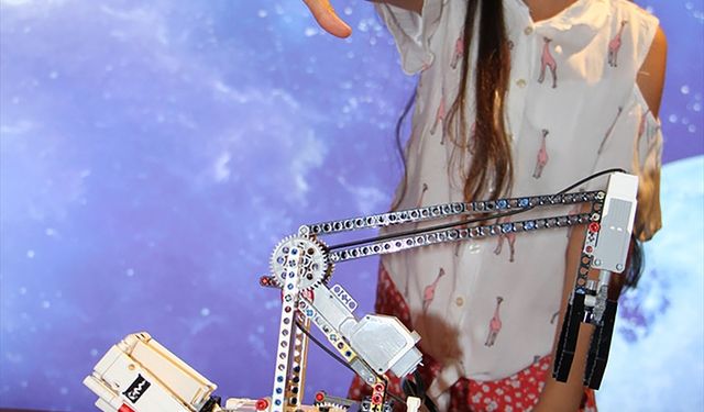 İzmir'de "askıda eğitim" modeliyle dezavantajlı çocuklara teknoloji eğitimi veriliyor