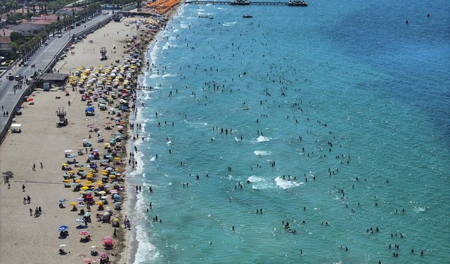 İzmir'de sıcak havadan bunalanlar sahillere akın etti