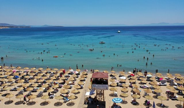 Kuşadası ve Didim'in sahillerinde 39 mavi bayrak dalgalanıyor