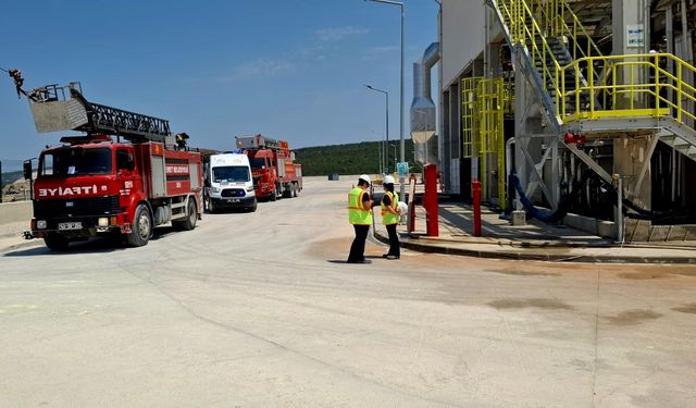 Kütahya'da fabrikada çıkan yangında dumandan etkilenen 2 işçi hastaneye kaldırıldı