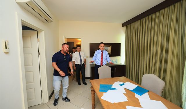 Muğla Valisi Akbıyık 15 Temmuz gecesinde Marmaris'teki saldırının izlerini inceledi