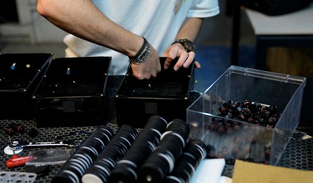 Rüzgar türbini kanatları için "erken uyarı cihazı" geliştiren iki genç mühendis ihracata başladı