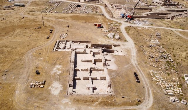 Tripolis'in seçkinlerini antik kentin balık havuzlu villasında ağırlamışlar