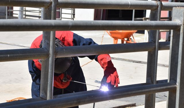 Üniversitenin kadın kaynakçı ustası, azmiyle örnek oluyor