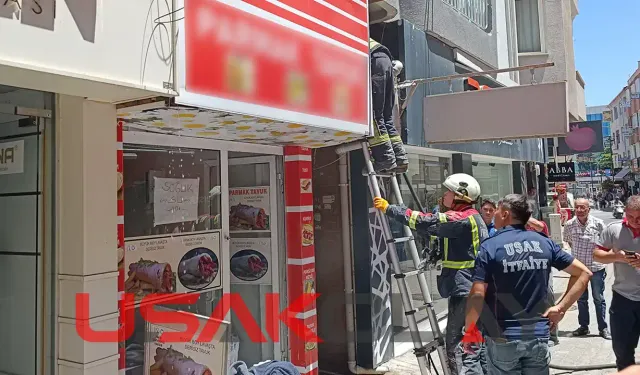 Dönercideki Yangın Komşu Dükkanı da Sardı, Esnaf Tepkili