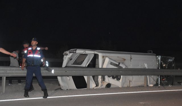 Afyonkarahisar'da otomobil ile midibüsün çarpıştığı kazada 10 kişi yaralandı
