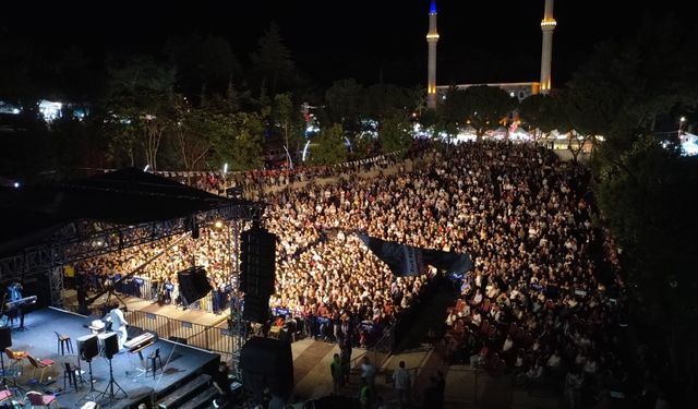Demirci'de Kurtuluş Festivali kapsamında konser düzenlendi