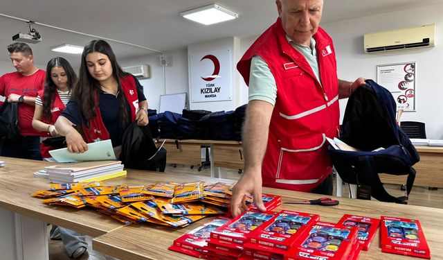 Kızılay'dan Manisalı öğrencilere kırtasiye desteği